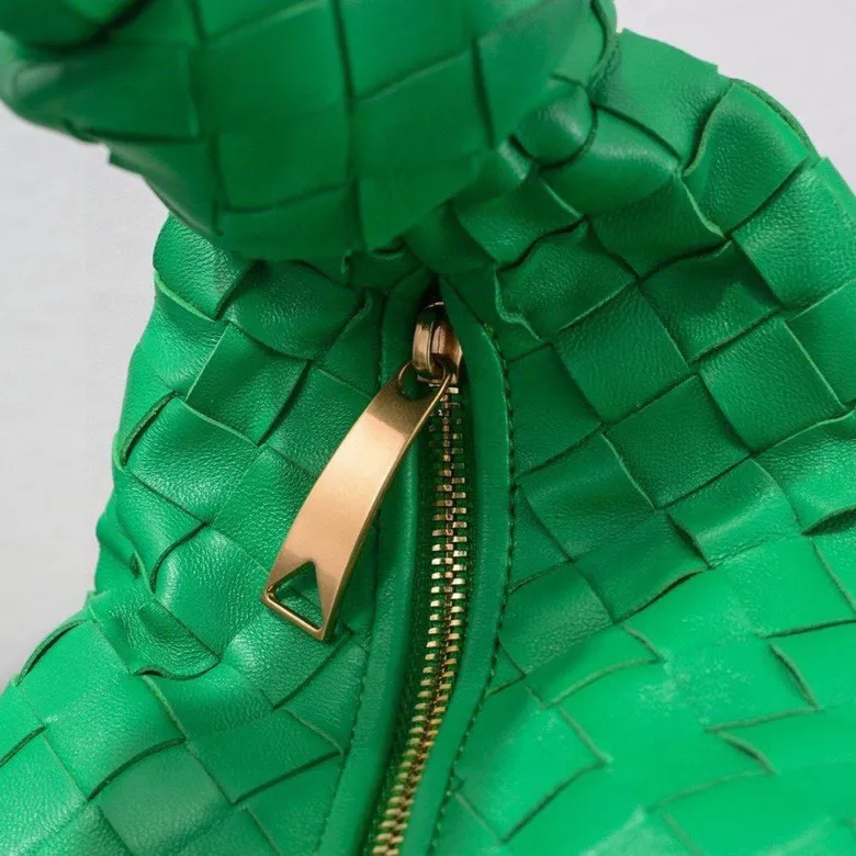 Batch 1460 BV Bottega Veneta 2022 Early Spring New Ladies Medium JODIE Handbag BV Bag 🔥The new method is to round the corners on the original basis and knot the round hobo bag with classic woven leather. The most iconic triangular pull-out design, using sheepskin draped soft shape, is super suitable for concave shapes~ Jodie feels really gentle to people, and is definitely the best item for daily matching. It has the same weave, new elements and twists, and is versatile. It is the new favorite of street style Internet celebrities! Size: 36*21*13 Model: 6697